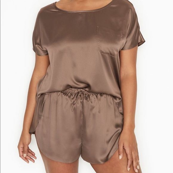 VICTORIA'S SECRET
Oversized T-Shirt & Petal Short PJ Set - Picture 3 of 3